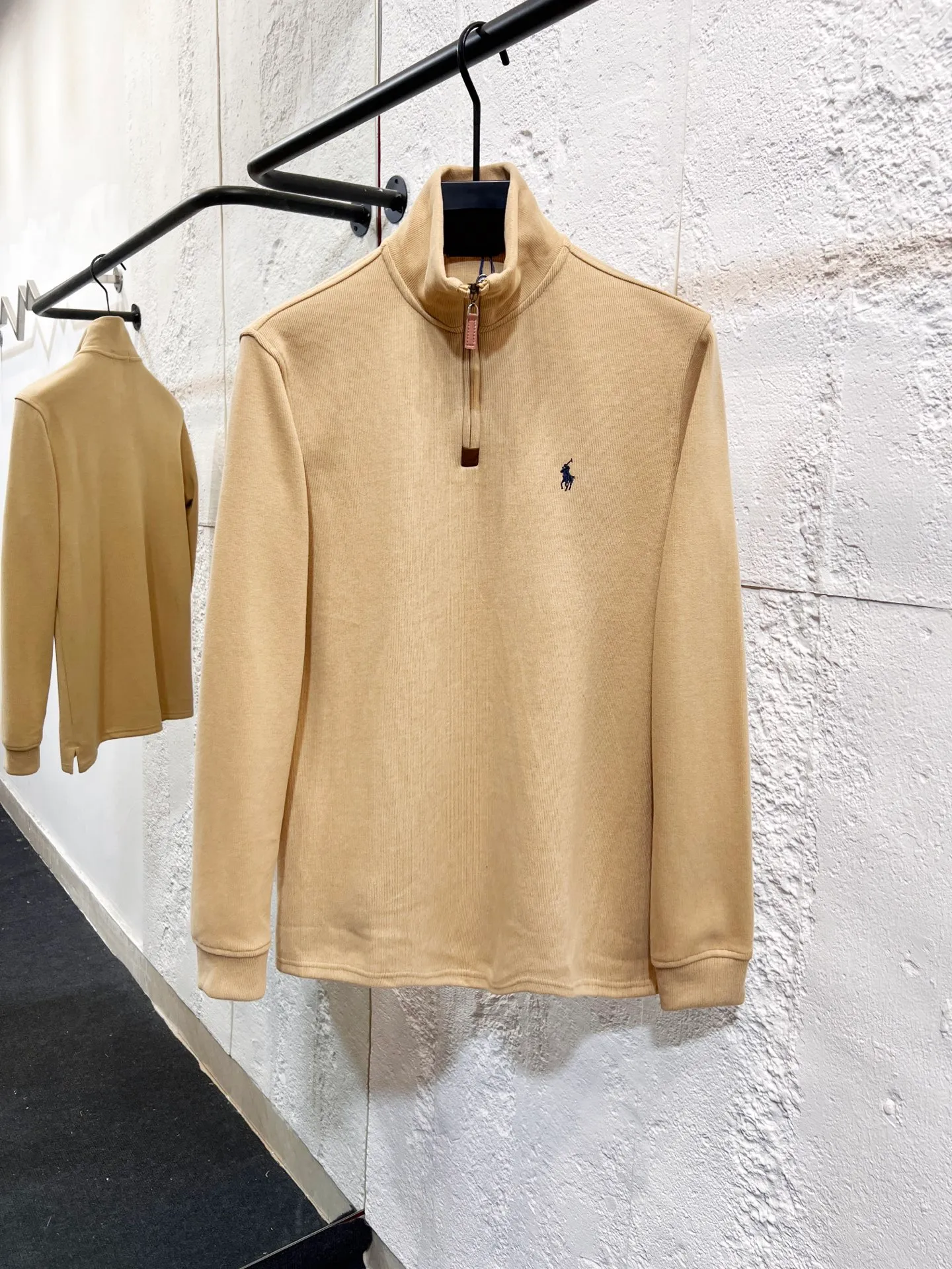 P196 Style number: T69 2235# Actual pictures! ! Ralph Lauren Minnie fabric long-sleeved half-zip sweatshirt. Color: black, oatmeal gray, camel, dark gray, light gray, navy blue, milk white. A total of 7 colors. Size: M-100-120 catties L-120-140 catties XL-140-160 catties 2XL-160-180 catties